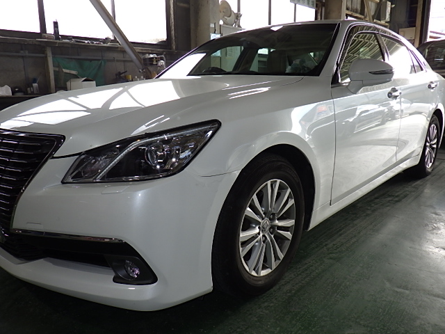 修理前の白い自動車 